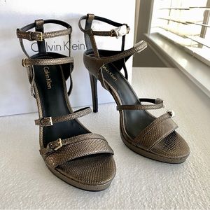 NIB Calvin Klein Shantell Gold Foiled Lizard Platform Cage Buckle Heels 💙